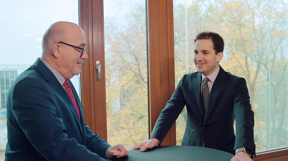 Stabwechsel: Dr. Rainer Matthes und Oliver Schmidt