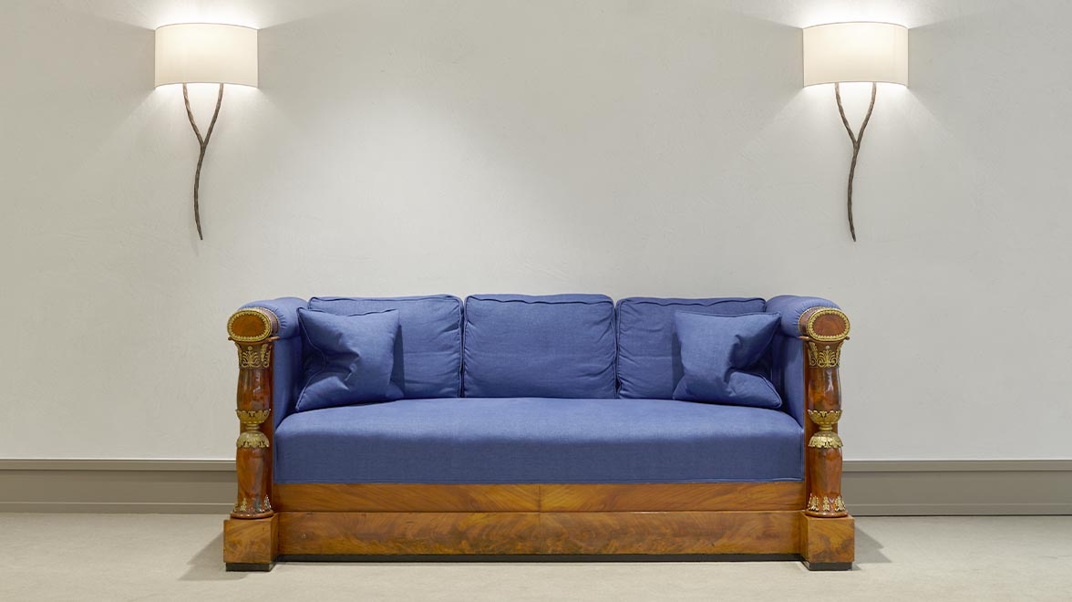 Metzler’s blue sofa in its current location at Untermainanlage 1 Metzler’s blue sofa in its current location at Untermainanlage 1