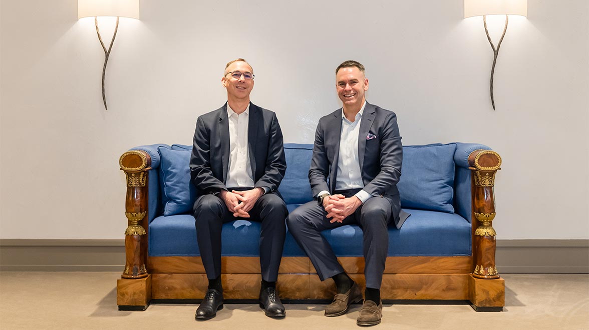 Chefvolkswirte Edgar Walk und Jeffrey Cleveland auf dem blauen Metzler-Sofa Chefvolkswirte Edgar Walk und Jeffrey Cleveland auf dem blauen Metzler-Sofa