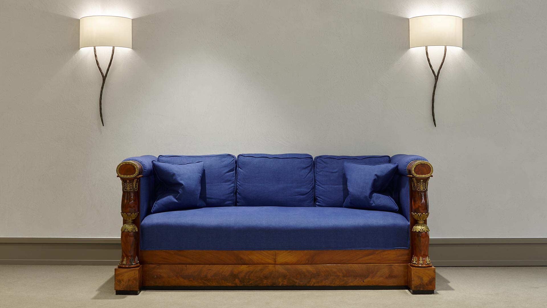 Das blaue Metzler-Sofa in der Untermainanlage 1 Das blaue Metzler-Sofa in der Untermainanlage 1