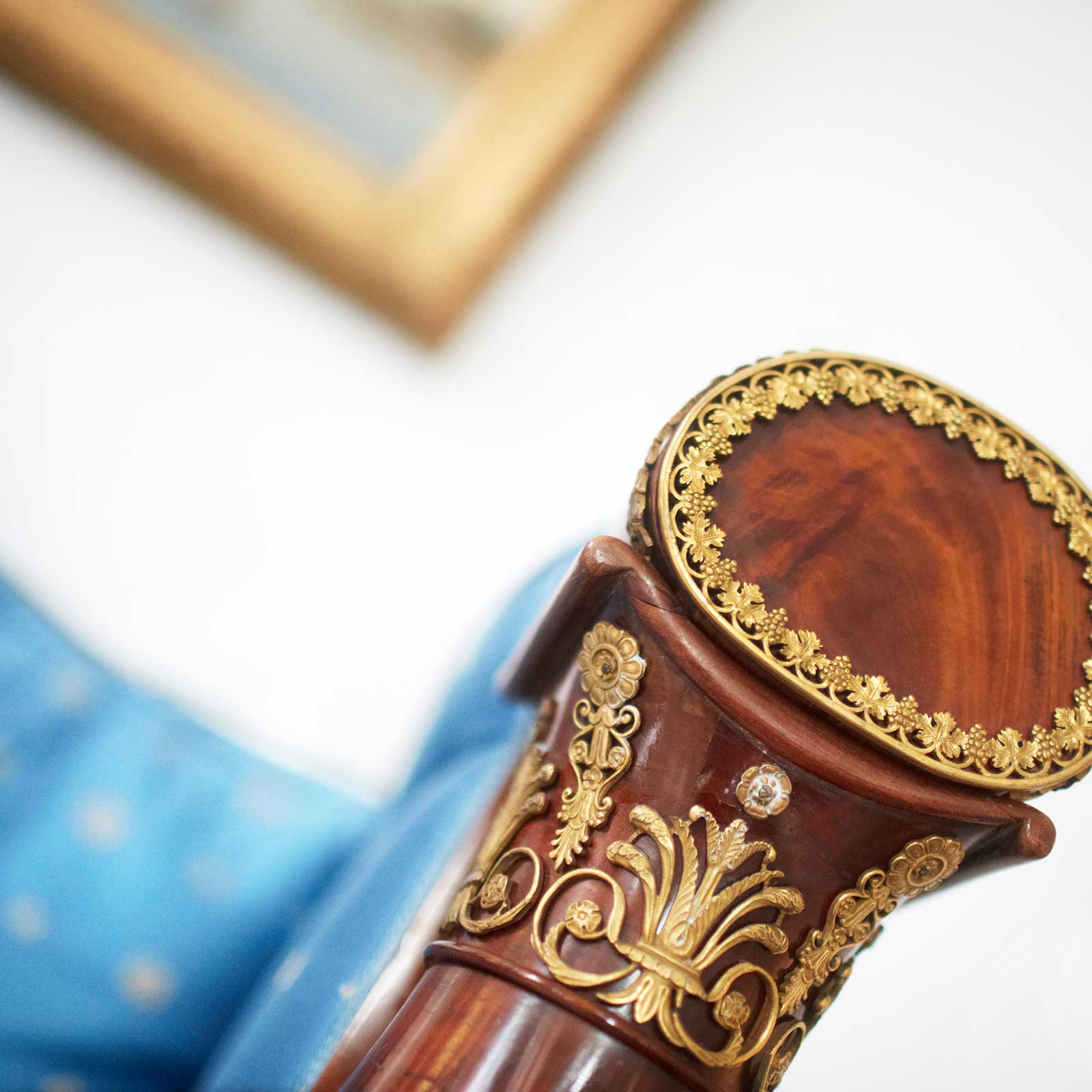 Verzierte Armlehne des blauen Sofas Verzierte Armlehne des blauen Sofas