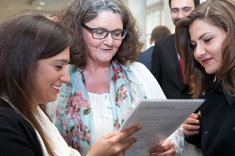 Manuela Victor, die beliebte Lehrerin, freut sich über den Erfolg mit ihren Stipendiatinnen