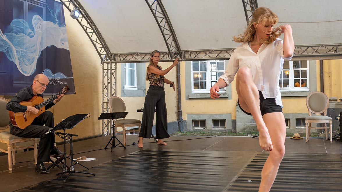 Niederrhein Musikfestival Tänzerin auf dem Niederrhein Musikfestival, Foto Klaus Stevens