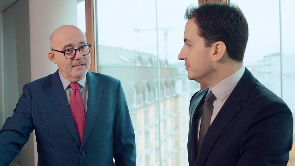 Stabwechsel: Dr. Rainer Matthes und Oliver Schmidt