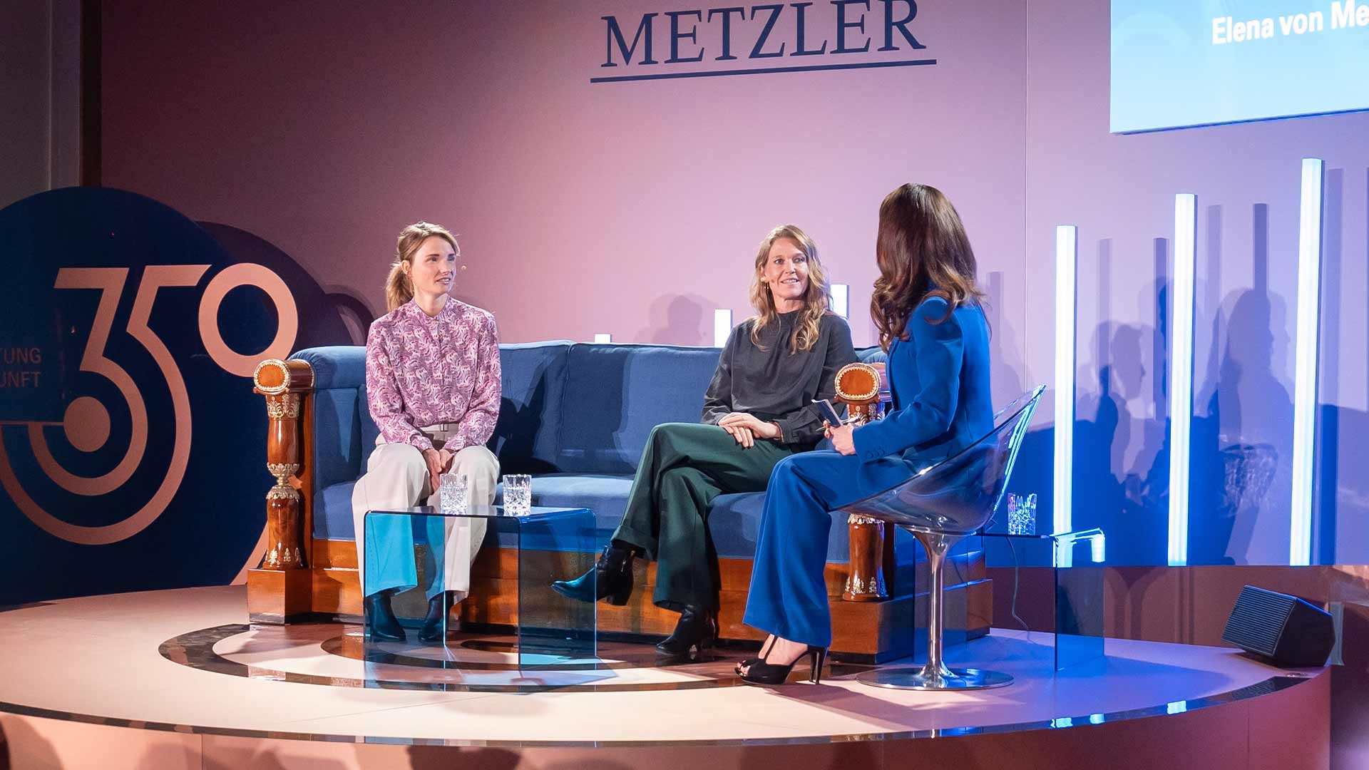 Elena von Metzler mit Antje von Dewitz beim Zukunfts-Talk in Frankfurt am Main