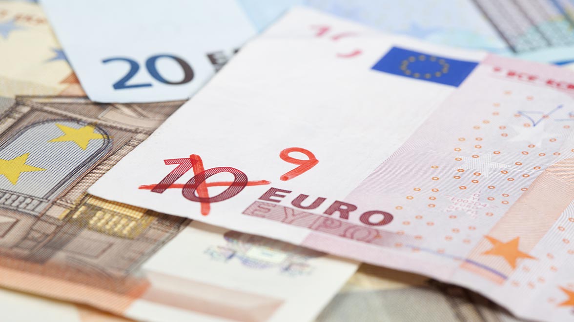 10-Euro-Schein, die 10 durchgestrichen, 9 darübergeschrieben