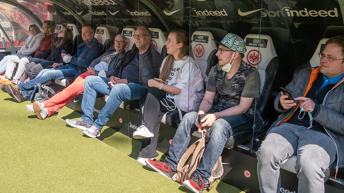 Besuch im Waldstadion: Wo die Ersatzspieler und der Trainer sitzen Besuch im Waldstadion: Wo die Ersatzspieler und der Trainer sitzen