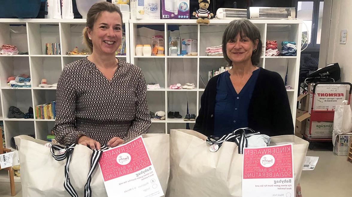 Claudia Lukaschek (Leitung) und Nicole Zessel mit Babybags, © DKSB Frankfurt Claudia Lukaschek (Leitung) und Nicole Zessel mit Babybags, © DKSB Frankfurt