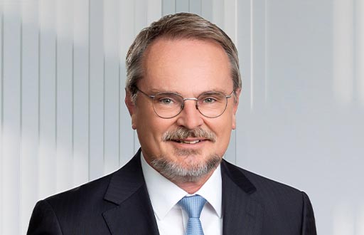 Thorsten Hugo Lohse Thorsten Hugo Lohse im Anzug - Mitarbeiterbild