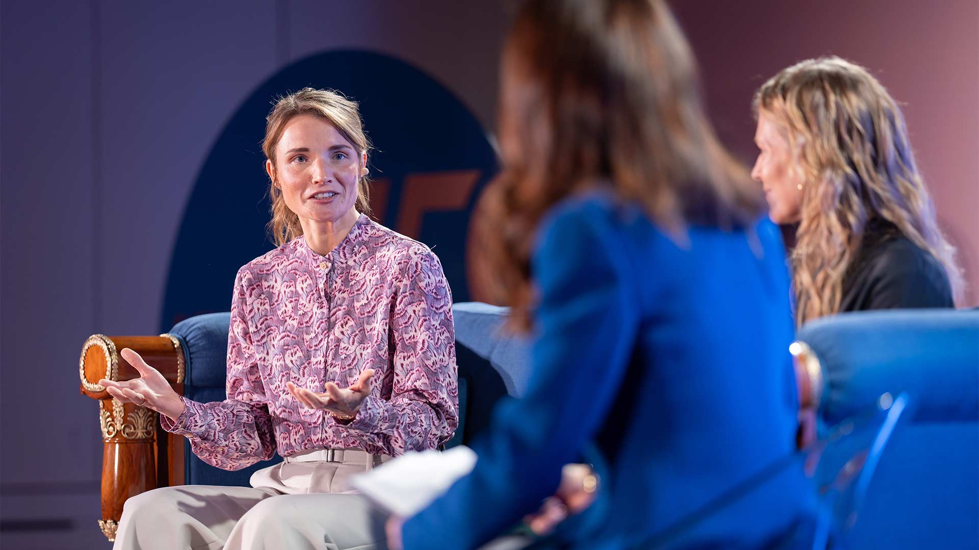 Elena von Metzler im Austausch mit Antje von Dewitz