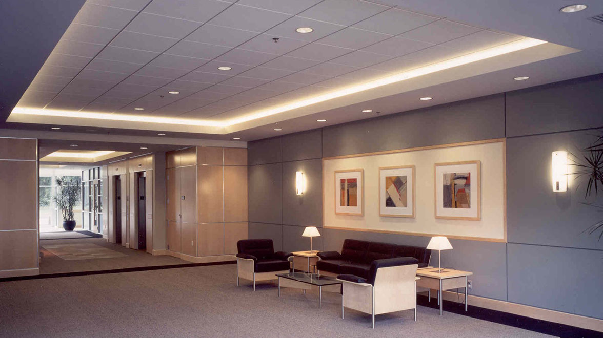 Lounge with seating area in Ridge Pointe in Bellevue