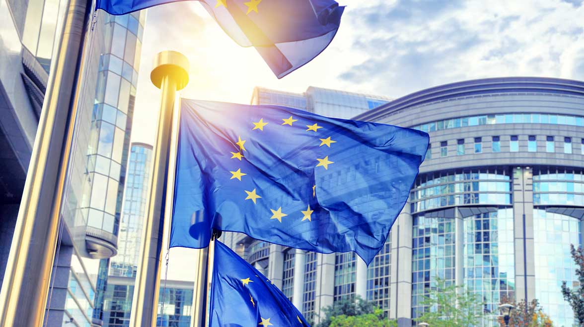 EU-Flaggen wehen vor dem Gebäude des Europäischen Parlaments in Brüssel