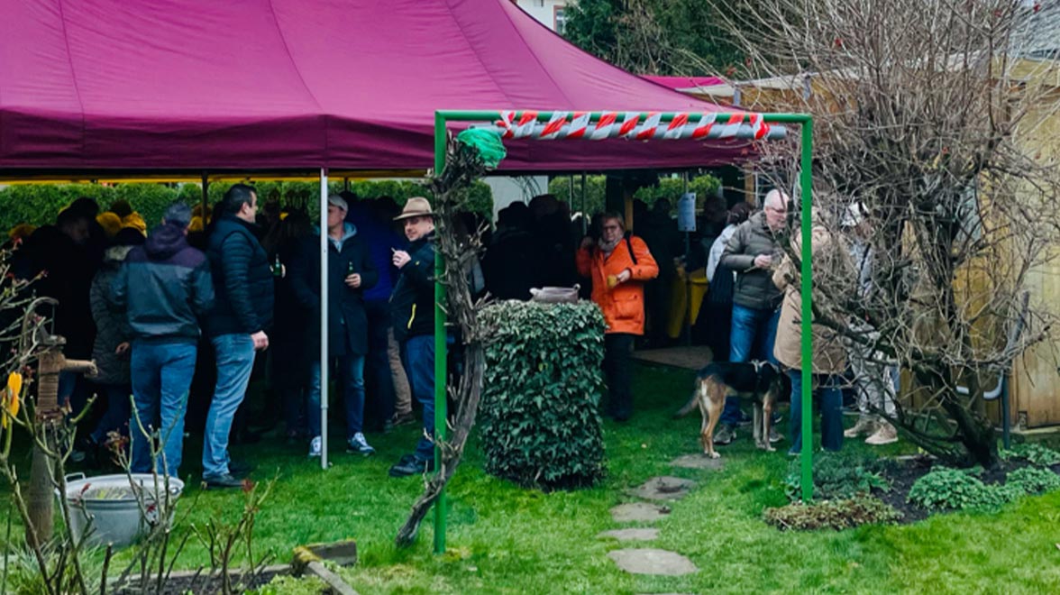 „Schlemmen für den guten Zweck“ im Garten von André Steigerwald „Schlemmen für den guten Zweck“ im Garten von André Steigerwald