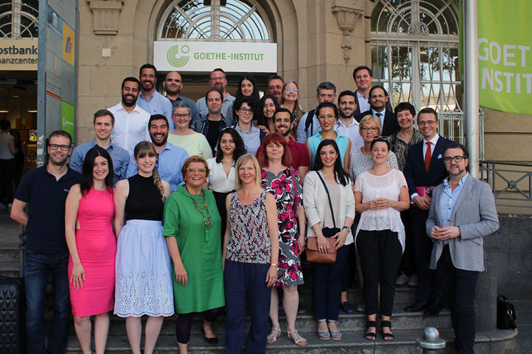 Abschlussveranstaltung d.eu.tsch: Gruppenbild mit Stipendiaten, Paten und Fachpartnern