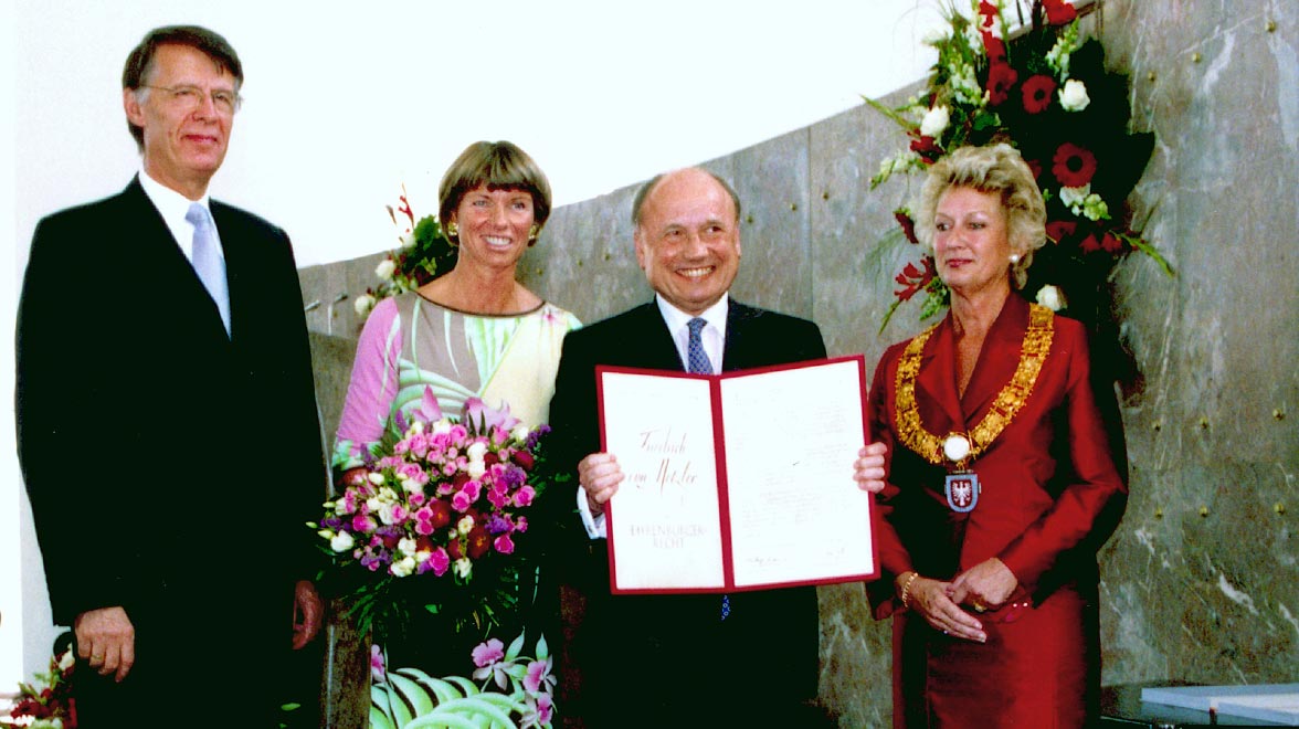 Im Jahr 2004 wird Friedrich von Metzler Ehrenbürger der Stadt Frankfurt am Main