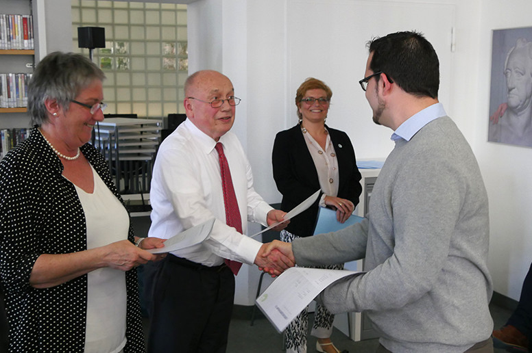 Taxiarchis Charalampous bekommt sein Sprachdiplom Abschlussveranstaltung d.eu.tsch V – Taxiarchis Charalampous bekommt sein Sprachdiplom